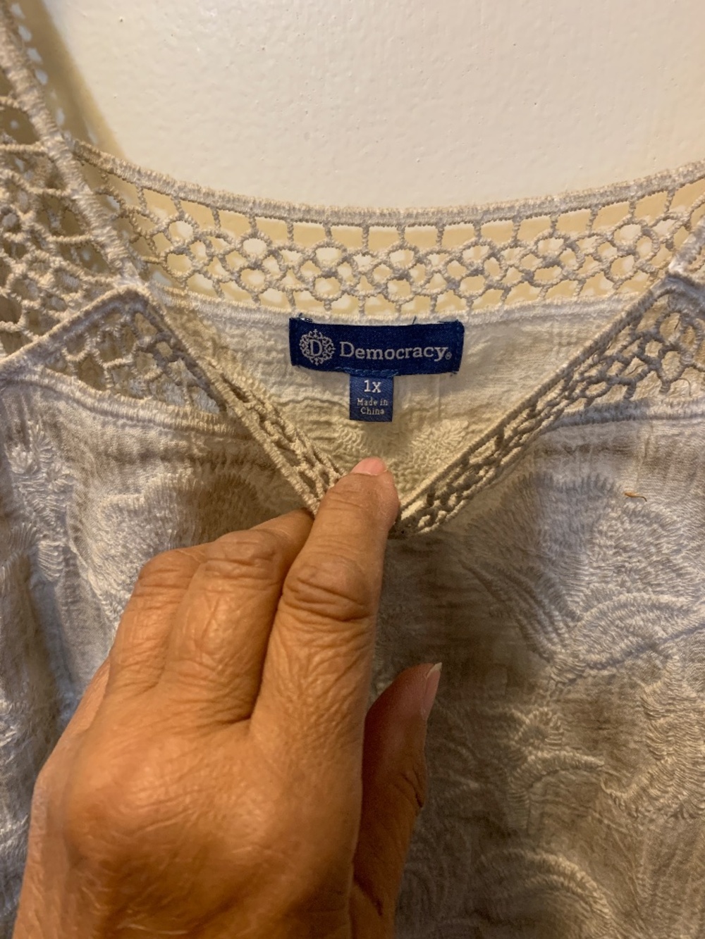 Democracy Womens Boho Embroidered w Crochet Trim Cold Shoulder Top Taupe Size 1X - Picture 2 of 3